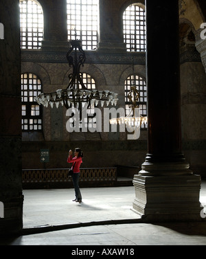 NMB74371 Haghia Sophia Frau in roten Istanbul Türkei Stockfoto