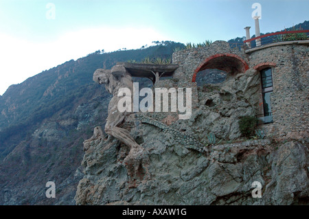 Statue der Riese und die Clam Monterosso al Mare Italia Stockfoto