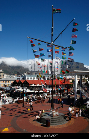 mit Blick auf Kai 5 V & eine Uferpromenade mit dem Tafelberg im Hintergrund Kapstadt western Cape Provinz Südafrika Stockfoto