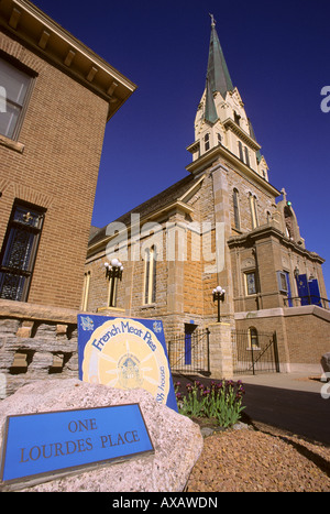 UNSERER LIEBEN FRAU VON LOURDES KATHOLISCHE KIRCHE IN DER ST.-ANTHONY-FÄLLE HISTORISCHEN BEZIRK VON MINNEAPOLIS, MINNESOTA.  ZEICHEN FÜR FLEISCHPASTETEN. Stockfoto