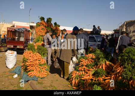 Agadir-Markt, Marokko, West-Afrika. Orange Karotten Marktstand mit Menschen Stockfoto