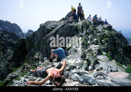 Erschöpft Wanderer an der Spitze der Granaty Peak, hohe Tatra, Polen Stockfoto