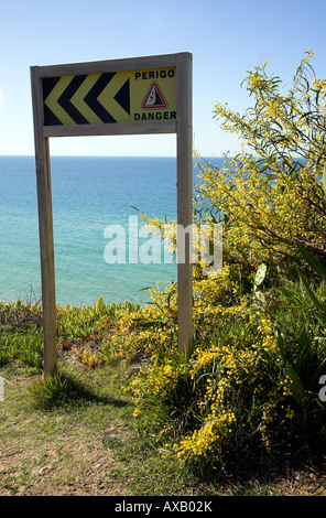 Schild Warnung vor Gefahr instabiler Klippe durch Erosion. Stockfoto