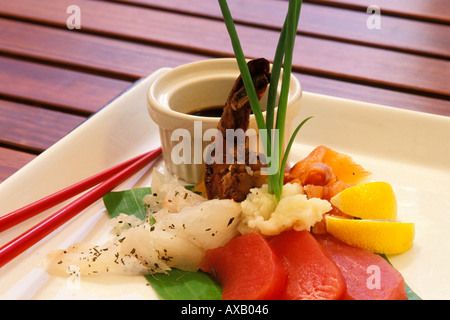 Essen, Verschmelzung von Fisch, Thunfisch-Sashimi, Snapper Ceviche, gegrillter Mahi Mahi, marinierten Shrimps und Räucherlachs Stockfoto