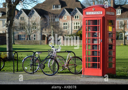 Telefon-Box und Fahrrad-racks Stockfoto