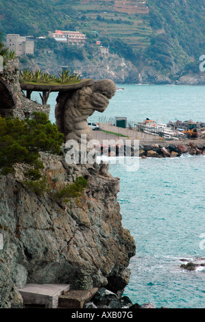 Statue der Riese und die Clam Monterosso al Mare Italia Stockfoto