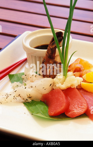 Essen, Verschmelzung von Fisch, Thunfisch-Sashimi, Snapper Ceviche, gegrillter Mahi Mahi, marinierten Shrimps und Räucherlachs Stockfoto