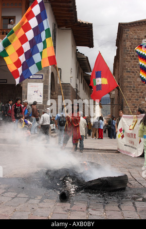 Ein indigenen Quechua Mann protestiert die Privatisierung des öffentlichen Ländereien im Heiligen Tal in der Nähe von Maccu Piccu, Cuzco, Peru. Stockfoto