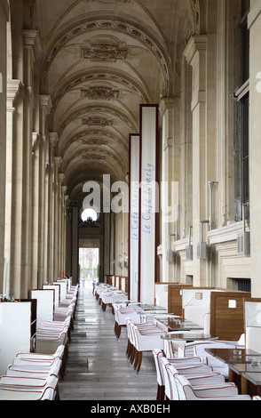 Café Marly befindet sich im Louvre Kunst Museumsbau, Paris, Frankreich Stockfoto