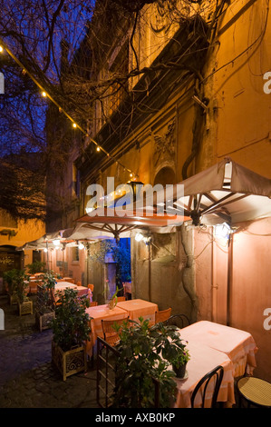 Typisches Restaurant in der Nacht im Stadtteil Trastevere, Rom, Italien Stockfoto