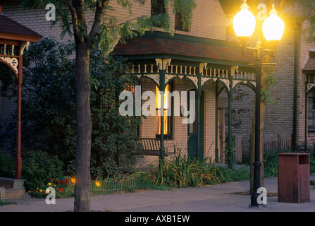 BLICK AUF HOME IN HISTORISCHEN MILWAUKEE AVENUE NACHBARSCHAFT VON MINNEAPOLIS, MINNESOTA.  SPÄTSOMMER-ABEND. Stockfoto
