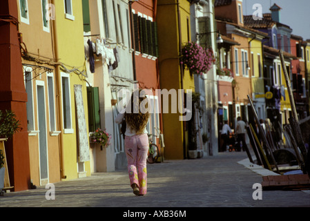 Italien Venedig hell farbigen Häuser, die charakteristisch für die Insel Burano Stockfoto