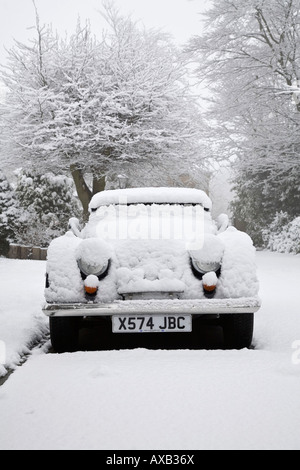 Morgan Sports Car mit Schnee bedeckt Stockfoto