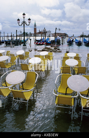 Italien Venedig Acqua Alta Hochwasser überflutet St Mark s Square Stockfoto