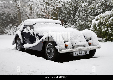 Morgan Sports Car mit Schnee bedeckt Stockfoto