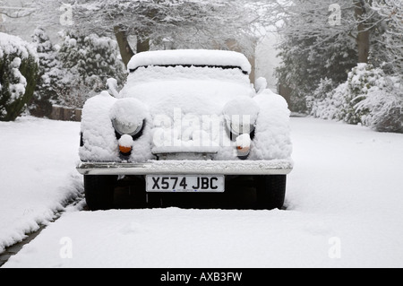 Morgan Sports Car mit Schnee bedeckt Stockfoto