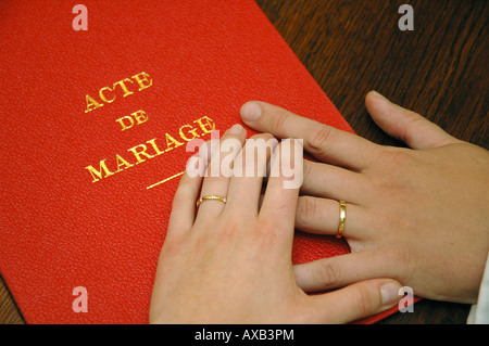 Hände des Brautpaares Bräute über die offizielle Hochzeit handeln Buch am Ende der bürgerlichen Feier durch den Bürgermeister im Rathaus, Frankreich Stockfoto