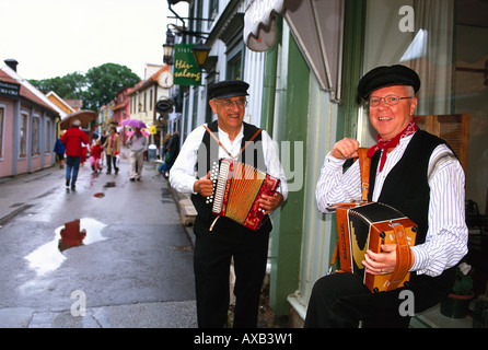 Zwei Straßenmusiker im historischen Teil von Sigtuna, Sigtuna, Schweden Stockfoto