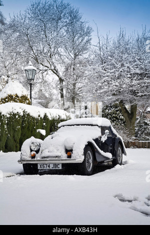 Morgan Sports Car mit Schnee bedeckt Stockfoto