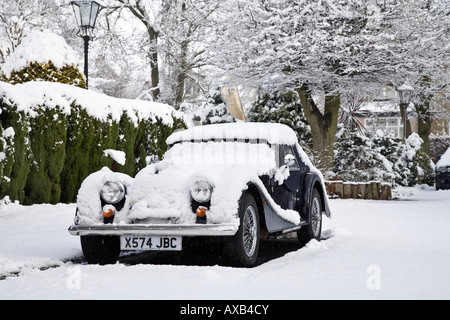 Morgan Sports Car mit Schnee bedeckt Stockfoto