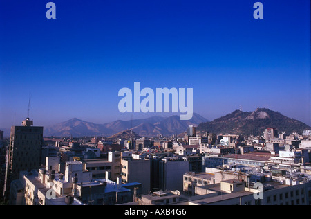 Blick auf Häuser und Berge unter blauem Himmel, Santiago, Chile, Südamerika, Amerika Stockfoto