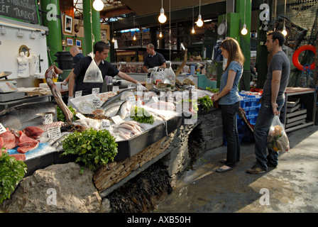 Fischhändler in BOROUGH MARKET IN LONDON Foto Julio Etchart Stockfoto