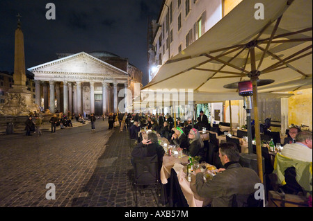 Bürgersteig-Restaurant und das Pantheon in der Nacht, Piazza della Rotonda, Altstadt, Rom, Italien Stockfoto