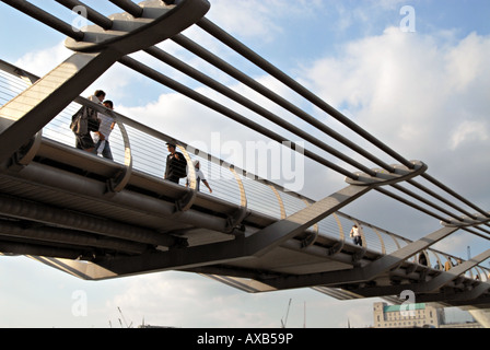 VEREINIGTES KÖNIGREICH. MENSCHEN, DIE ÜBER DIE MILLENNIUM BRÜCKE ÜBER DIE THEMSE IN LONDON Stockfoto