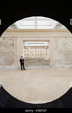 Ara Pacis Augustae oder Altar des augusteischen Friedens angesehen durch eine kreisförmige Skulptur, Altstadt, Rom, Italien Stockfoto