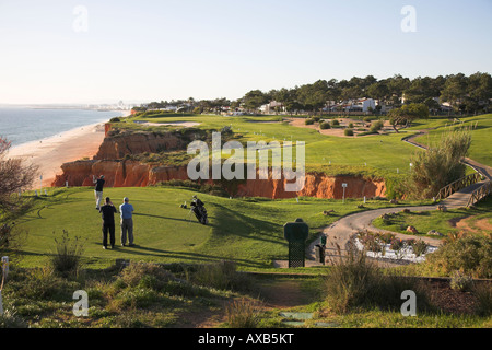 Vale Do Lobo-Golfplatz mit Blick auf Meer und Strand an der Algarve in Portugal Stockfoto