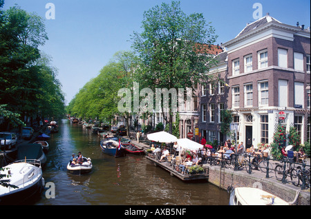 Braun Café´t Smalle mit einem Kanal anzeigen, Amsterdam, Niederlande Stockfoto