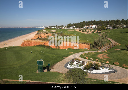 Vale Do Lobo-Golfplatz mit Blick auf Meer und Strand an der Algarve in Portugal Stockfoto