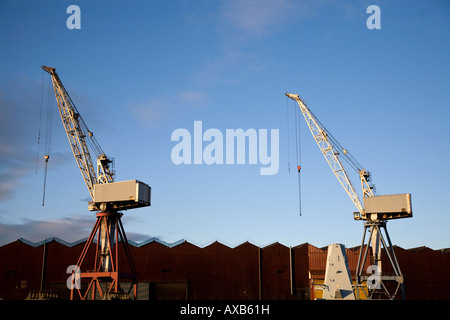 Schweres Heben Krane in der BAE Systems-Werft auf dem Fluss Clyde-Glasgow, UK Stockfoto