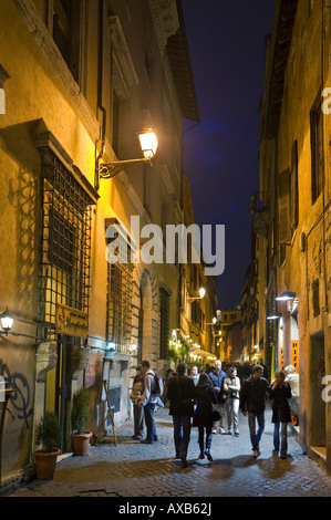 Typische Straße in der Nacht im Stadtteil Trastevere, Rom, Italien Stockfoto