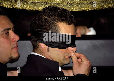 Augenbinde Thron Träger bei der Semana Santa Parade, Málaga, Costa Del Sol, Andalusien, Spanien Stockfoto