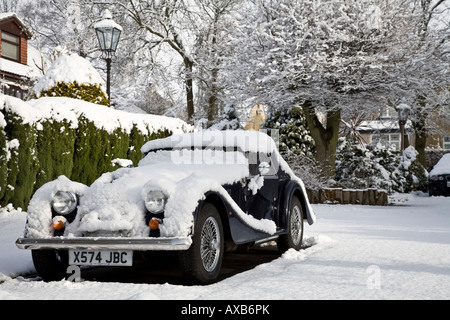 Morgan Sports Car mit Schnee bedeckt Stockfoto