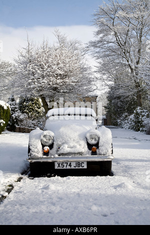 Morgan Sports Car mit Schnee bedeckt Stockfoto