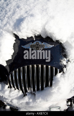 Kühlergrill von einem Morgan Sports Car mit Schnee bedeckt Stockfoto