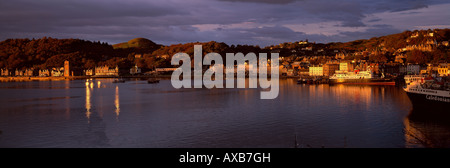 Oban Stadt und Oban Bay im warmen Abendlicht Argyll Strathclyde Scotland UK Stockfoto