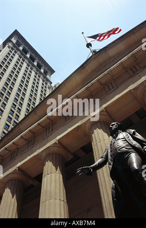Niedrigen Winkel Blick auf Gebäude an der Wall Street, Bankenviertel, Manhattan, New York, USA, Amerika Stockfoto