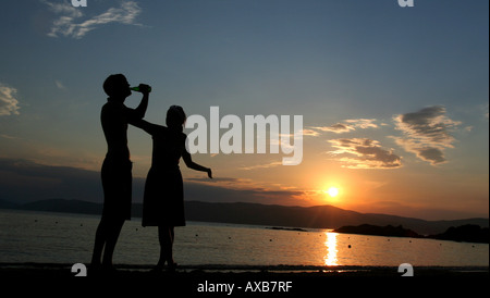 Ein paar trinken bei Sonnenuntergang Stockfoto