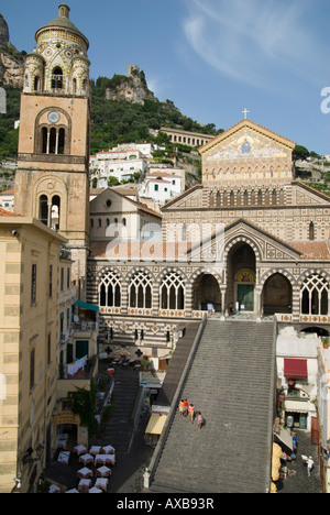 Touristen auf die Schritte unten Saint Andrew's Cathedral und Glockenturm in der Stadt Amalfi, Kampanien, Italien Stockfoto