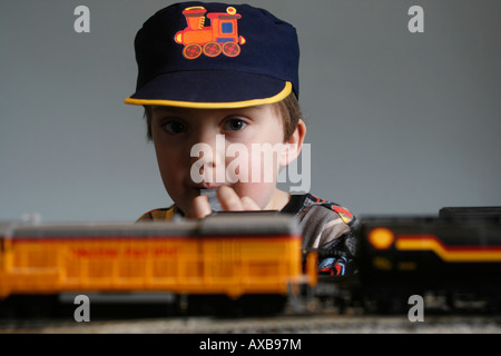 Lewis im Alter von sechs und seine Hornby elektrische Triebzug. 00 H0-Rollmaterial zu verfolgen, Union Pacific Bahn 824, Modell Zug Set mit Track, Hut und Pfeife sind Teil des Spiels Stockfoto