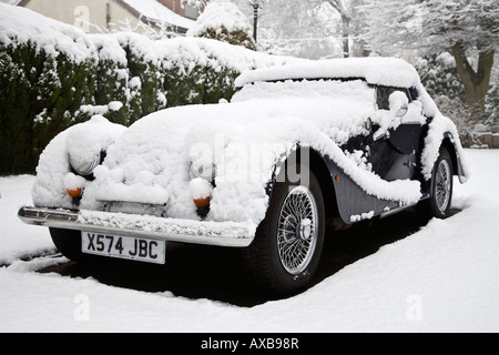 Morgan Sports Car mit Schnee bedeckt Stockfoto