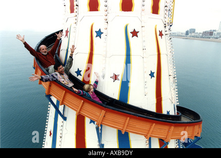 Helter Skelter am Palace Pier von Brighton mit dem Maler Philip Dunn Sgt Stein und ein kleines Mädchen Stockfoto