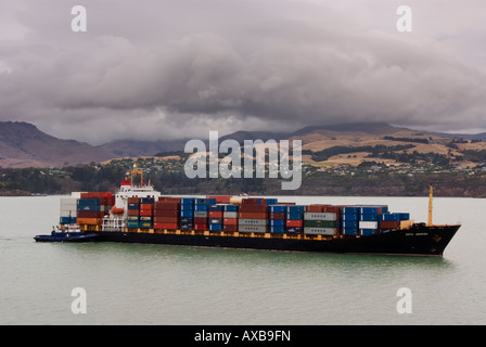 Eine geladene Containerschiff kommt im Hafen. Stockfoto
