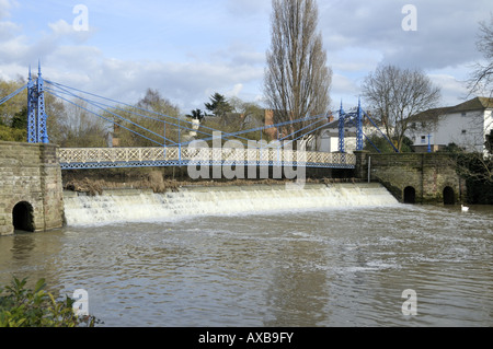 Mill Bridge über Wehr auf dem River Leam Stockfoto