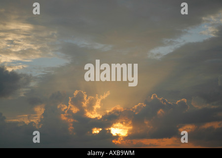 Strahlen der Sonne durch Wolken, Sonnenaufgang, Cancun, Mexiko platzen Stockfoto