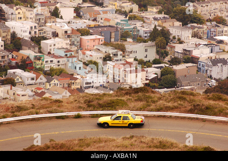 Das Castro Viertel Taxi auf der Straße hinauf nach Twin Peaks San Francisco USA Stockfoto