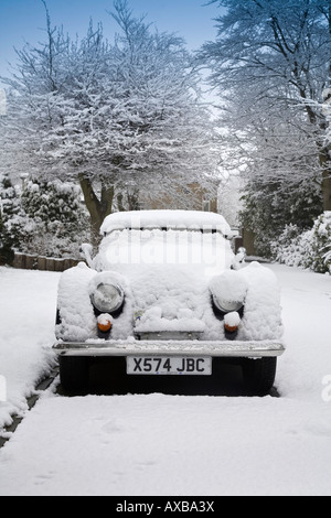 Morgan 4/4 Sports Car bedeckt mit Schnee Stockfoto